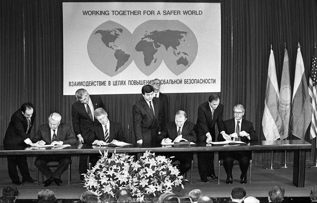 1)	Роззброєння в обмін на папір. Борис Єльцин, Білл Клінтон, Леонід Кучма та Джон Мейджор підписують Будапештський меморандум / Фото з архіву Укрінформ, 5 грудня 1994 року