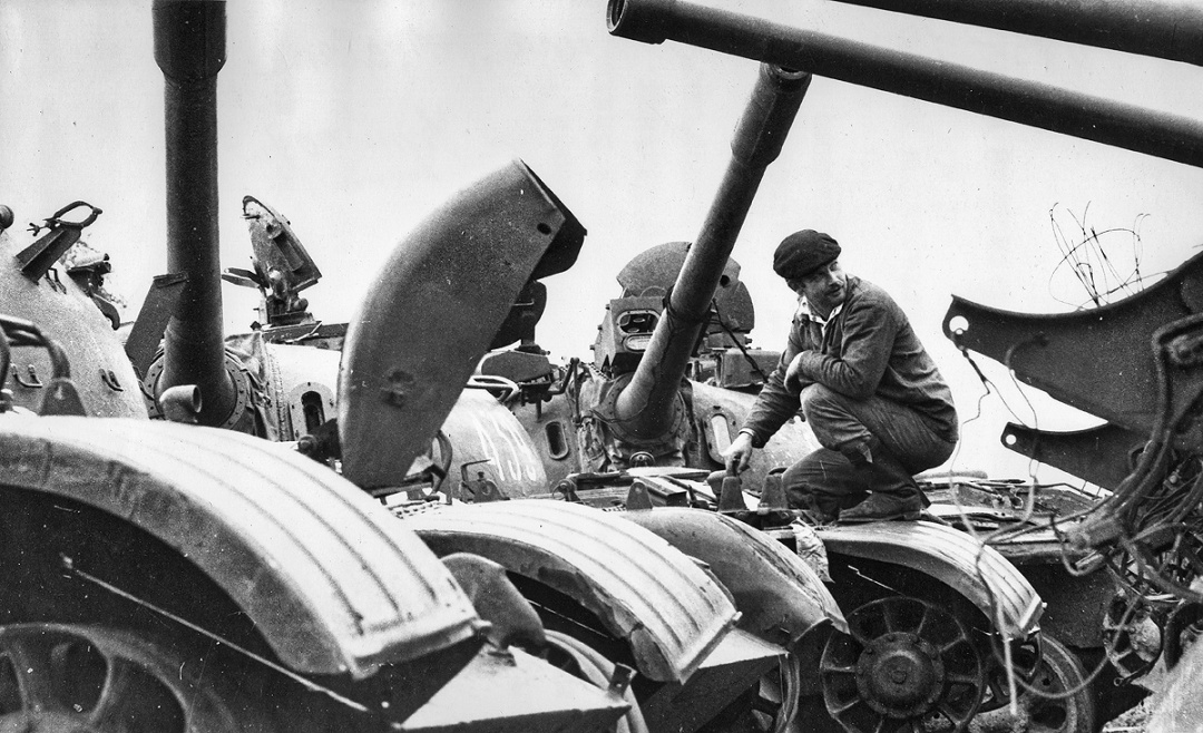 Lviv Armored Vehicle Repair Plant begins disassembling tanks / Photo by Volodymyr Peslyak, September 1994