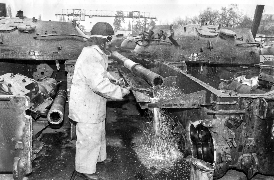 A T-62 tank being stripped of its gun / Photo by Volodymyr Solovyov, October 1995