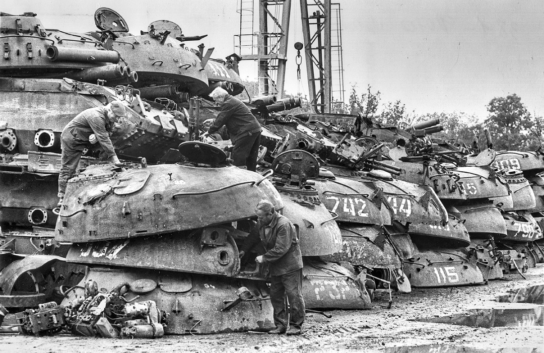 Tanks turned into scrap metal / Photo by Volodymyr Peslyak, September 1994