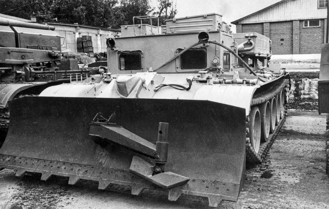 Attempts at conversion. A T-55 tank converted into a GTU-1-05 tractor / Photo by Volodymyr Peslyak, January 1995