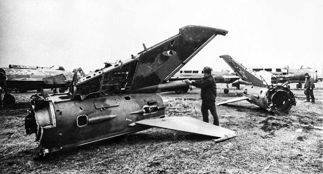 Disposal of MIG-21 and MIG-23 combat aircraft / Photo by Valeriy Solovyov, December 1993