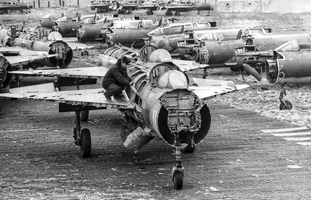 Liquidation of combat aircraft / Photo by Valeriy Solovyov, December 1993