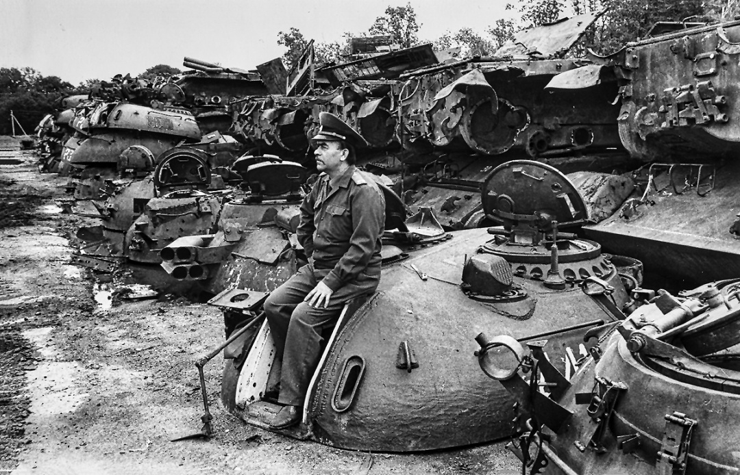 A premonition of great trouble. A soldier on a dismantled tank turret / Photo by Volodymyr Peslyak, January 1995