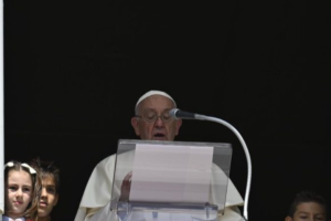 Папа Римський каже, що уважно стежить за «драматичною ситуацією біженців з Нагірного Карабаху»