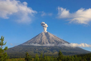 В Індонезії сталося виверження найвищого вулкана