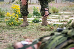 Канадські військові показали, як навчають українських захисників евакуації з поля бою