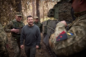 «Воїни задоволені»: Зеленський на Харківщині оглянув танки Leopard 2