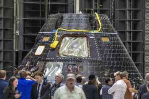 Prada розроблятиме космічні костюми для місії NASA на Місяць