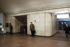 У Києві на червоній гілці метро потяги курсують від «Академмістечка» до «Арсенальної»