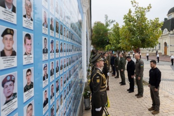 Zelensky, junto Borrell y Zaluzhny, honra la memoria de los soldados caídos