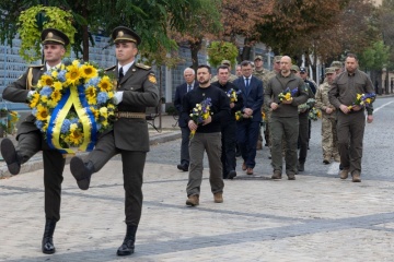 Zelensky, junto Borrell y Zaluzhny, honra la memoria de los soldados caídos