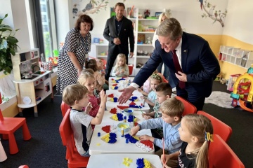 Ambasador odwiedził ośrodek dziennej edukacji i wsparcia dla matek i dzieci z Ukrainy w Warszawie

