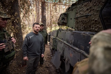 Selenskyj besichtigt Leopard-2-Panzer in Region Charkiw