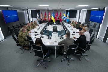 Defense minister holds meeting with General Staff