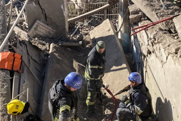 Russians shell gymnasium in Nikopol: Two killed, search continues for people trapped under rubble