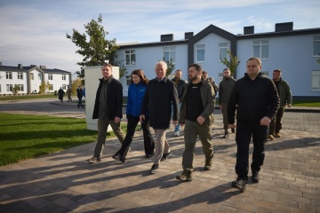 Zelensky inspecciona la construcción de una ciudad para personas afectadas por la guerra en la región de Kyiv