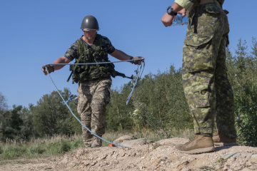 Canadian military show training of Ukrainian sappers in Poland