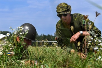 Canadian military shows training for Ukrainian sappers in Poland