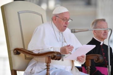 Pope urges world not to get used to any war