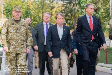 U.S. congressmen meet with Ukrainian border guards