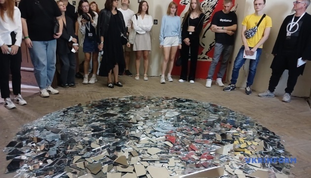 Польський митець представив інсталяцію, якою розповідає про війну в Україні