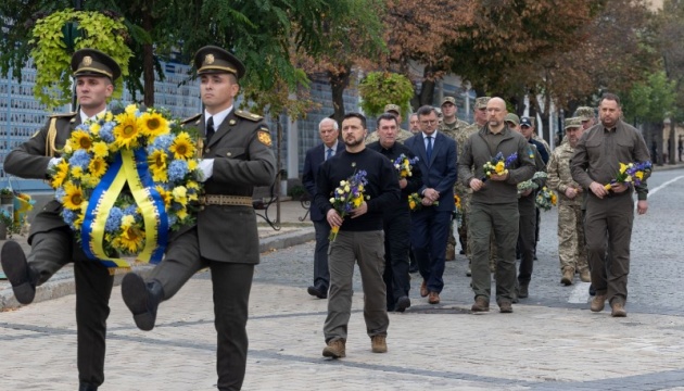 Kyjiw: Präsident  Selenskyj gedenkt mit Borrell und Saluschnyj der gefallenen Soldaten