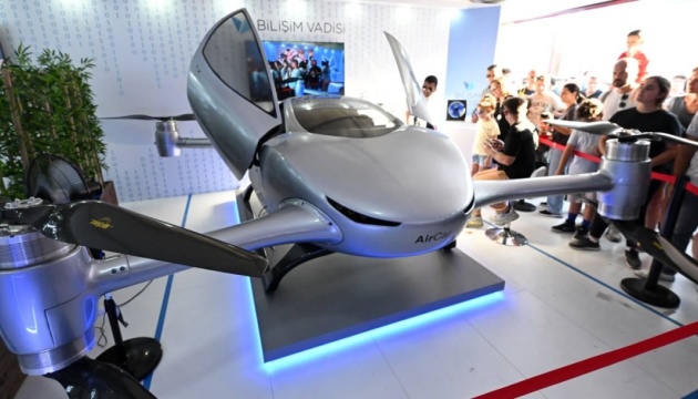 На фестивалі TEKNOFEST в Ізмірі представили автомобіль, що літає