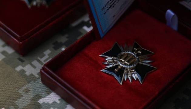 Commander Syrskyi presents awards to defenders fighting in eastern Ukraine