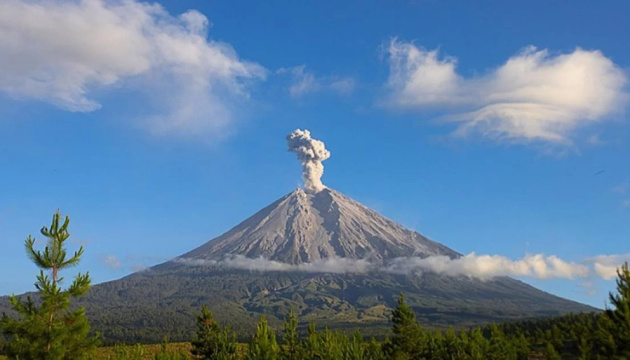 В Індонезії сталося виверження найвищого вулкана