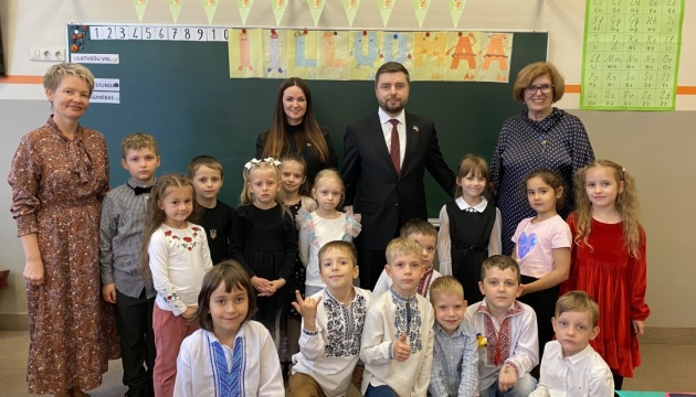 Посол зустрівся з вчителями та учнями Ризької Української середньої школи