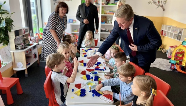 Ambasador odwiedził ośrodek dziennej edukacji i wsparcia dla matek i dzieci z Ukrainy w Warszawie

