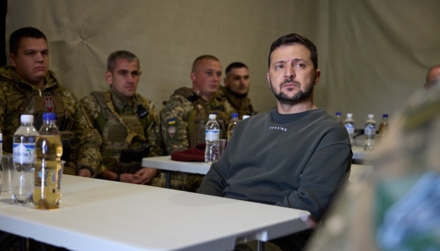 Volodymyr Zelensky se rend sur le front dans l’est de l’Ukraine 