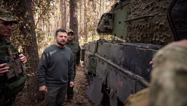 Zelensky inspects Leopard 2 tanks in Kharkiv region