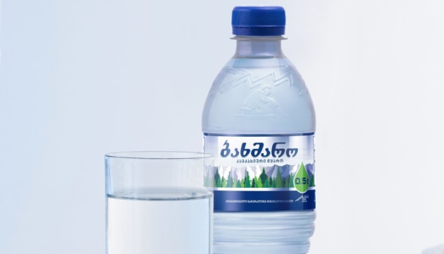 У Грузії після скандалу вилучають з продажу пляшки води з російськими написами