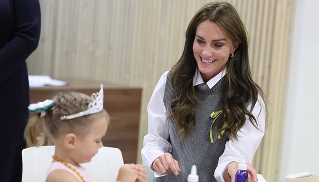 Kate Middleton meets with Ukrainian refugees in Britain