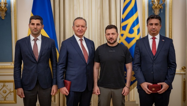 Zelensky entrega las órdenes al presidente de la Junta Directiva de Onur Group y al embajador de Turquía en Ucrania