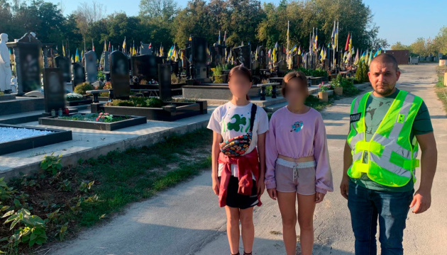 У Києві викрили групу підлітків, які обкрадали могили воїнів