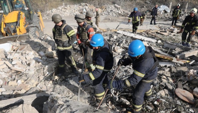 ウクライナ東部フローザ村の救助作業終了　死者５２名、負傷者６名