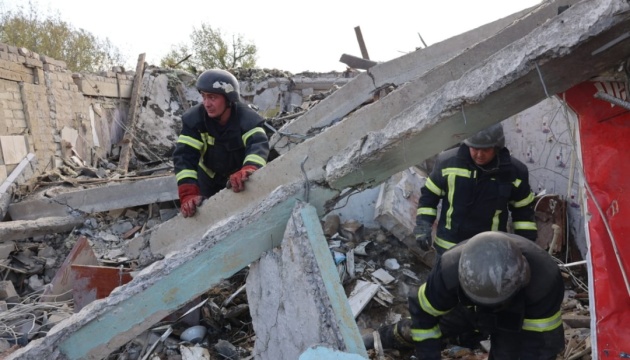 Ukraine : Le bilan de la frappe russe sur le village de Groza grimpe à 52 morts 