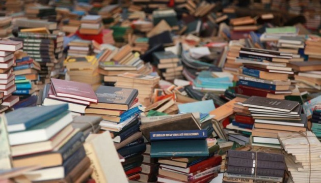 З бібліотек Київщини вже вилучили 400 тисяч російськомовних книжок