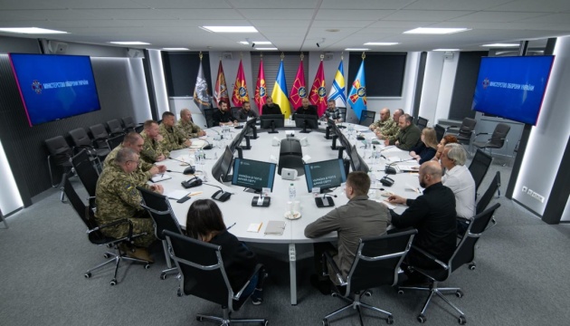 Defense minister holds meeting with General Staff