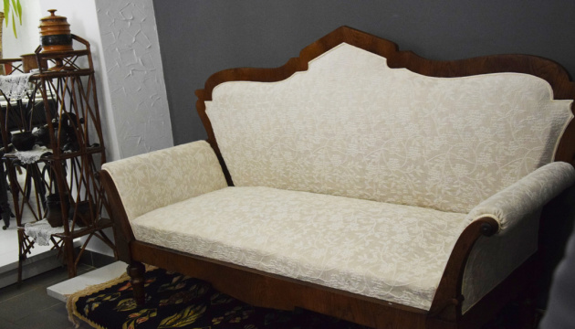 Музей Леонтовича отримав репліку дивана, що належав родині композитора