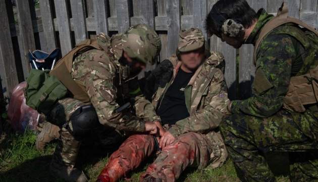 V Británii kanadskí inštruktori učia ukrajinských bojovníkov poskytovať prvú pomoc