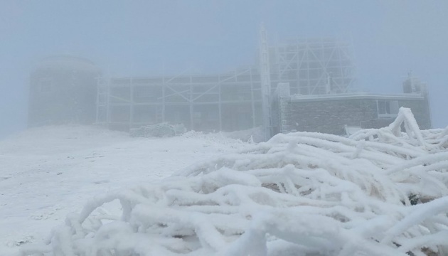 У Карпатах зафіксували 5°С морозу, сніг та туман