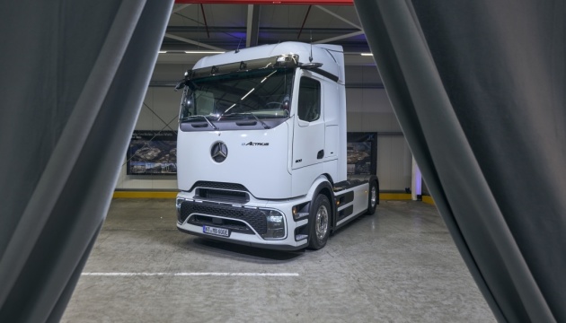 Mercedes представив електричну вантажівку