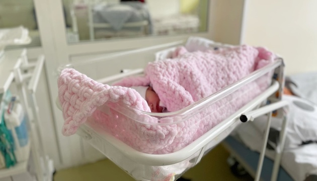 У Львові немовляті видалили вроджену пухлину вагою в кілограм