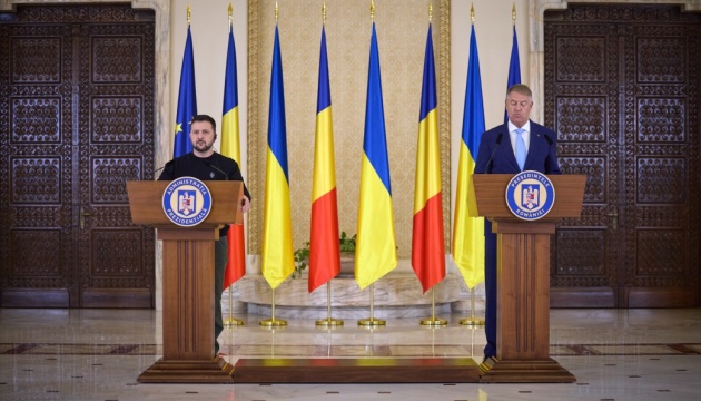 ゼレンシキー宇大統領、ルーマニア大統領とウクライナ軍人への戦闘機Ｆ１６訓練の加速を協議