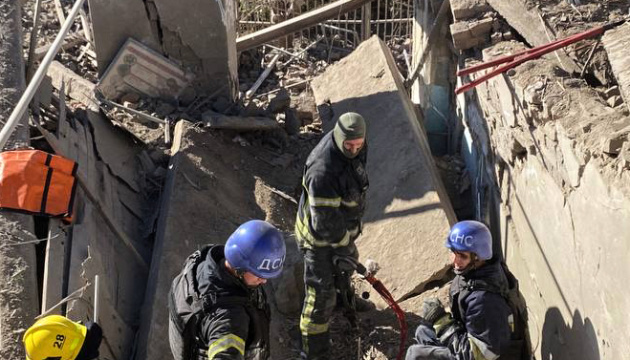 Russians shell gymnasium in Nikopol: Two killed, search continues for people trapped under rubble Russians shell gymnasium in Nikopol: Two killed, search continues for people trapped under rubble