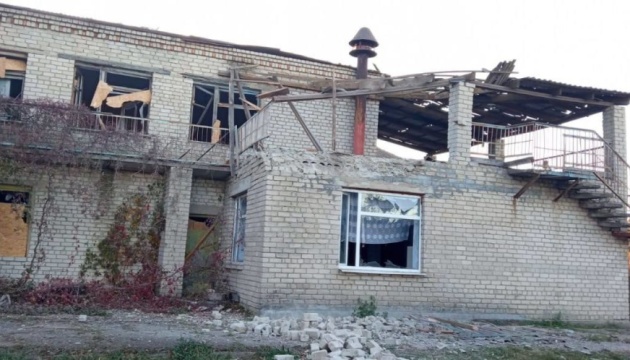 Російські війська вдень обстріляли село на Херсонщині, пошкоджений дитсадок